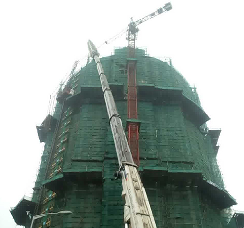 松山吊车在工地上作业